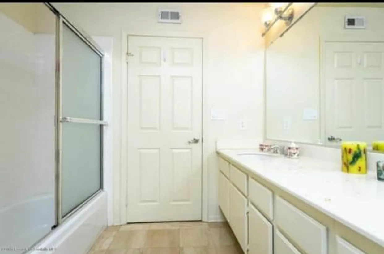 4 bed, 2.5 bath, 2750 sqft, $1,100 — Photo 2