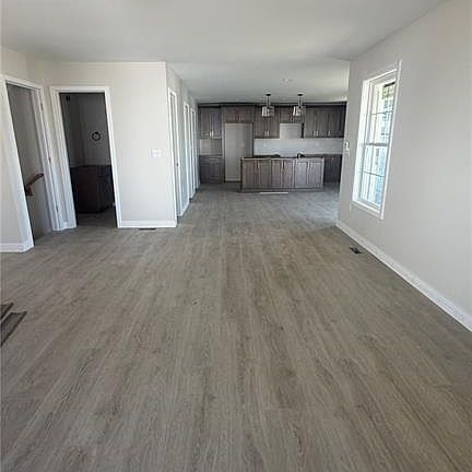 4th image of 624 Middletown Ct
