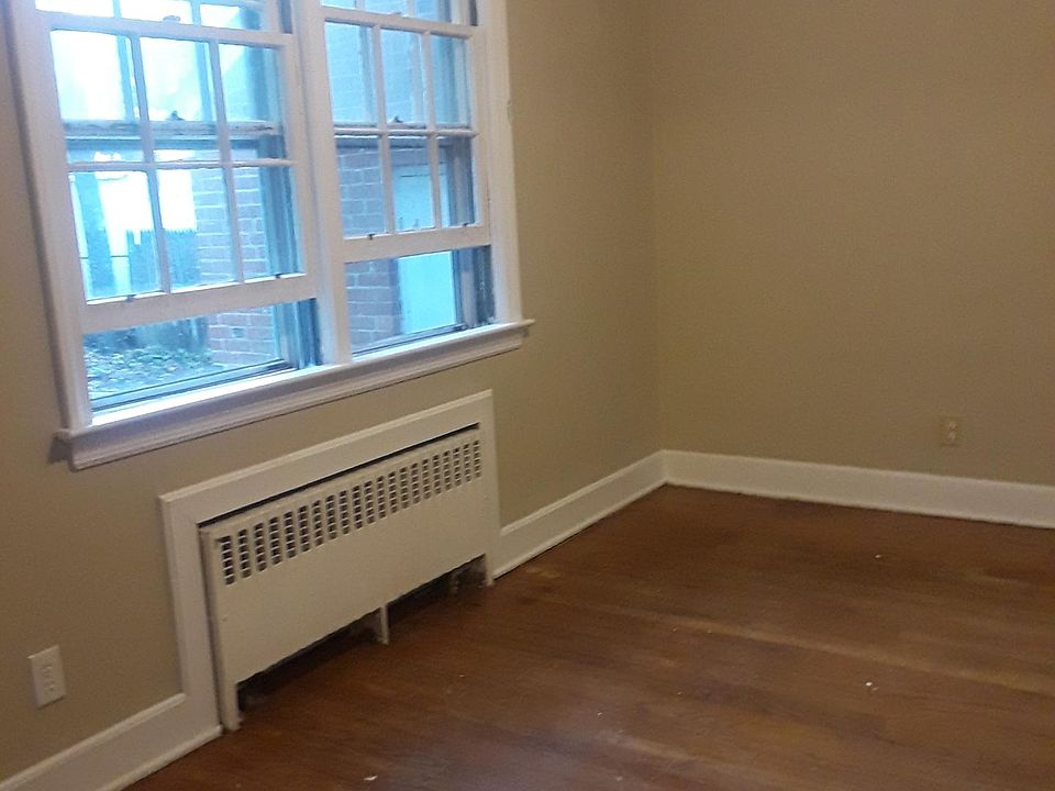 2nd image of 15 Steele St