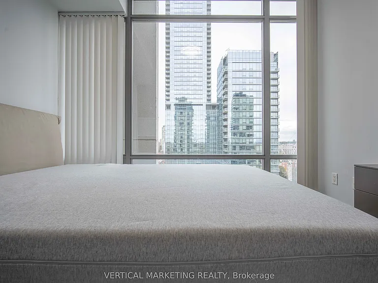 18 Yorkville Ave #1707 — Photo 21