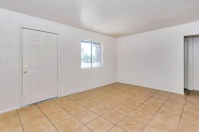 621 N 30th Pl — Photo 3