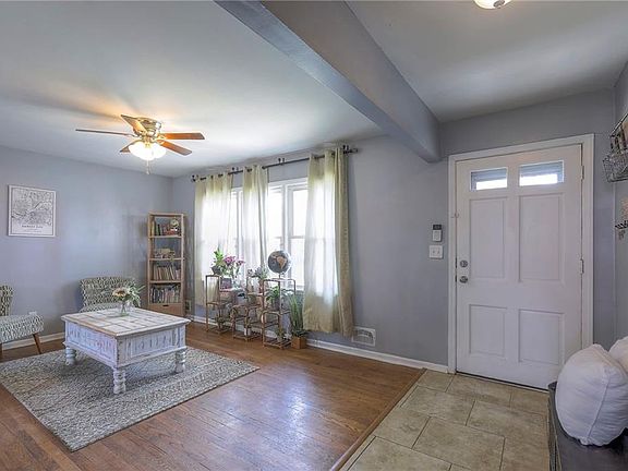 3rd image of 613 E Linwood Ter