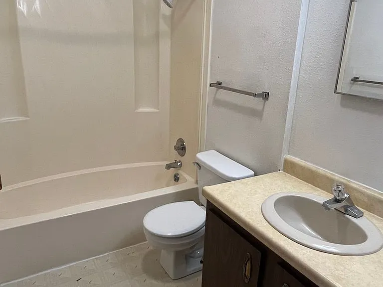 228 E Chicago Ave — Photo 11