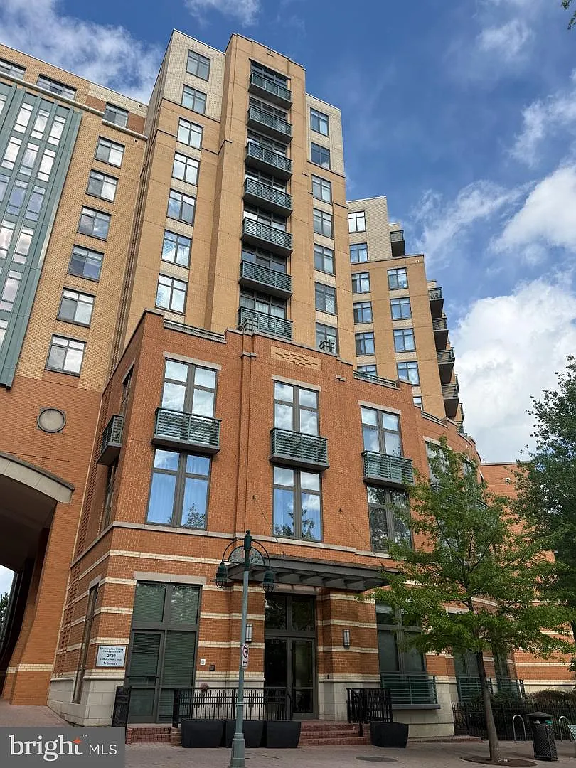 1 bed, 1.0 bath, 866 sqft, $2,600 — Photo 2