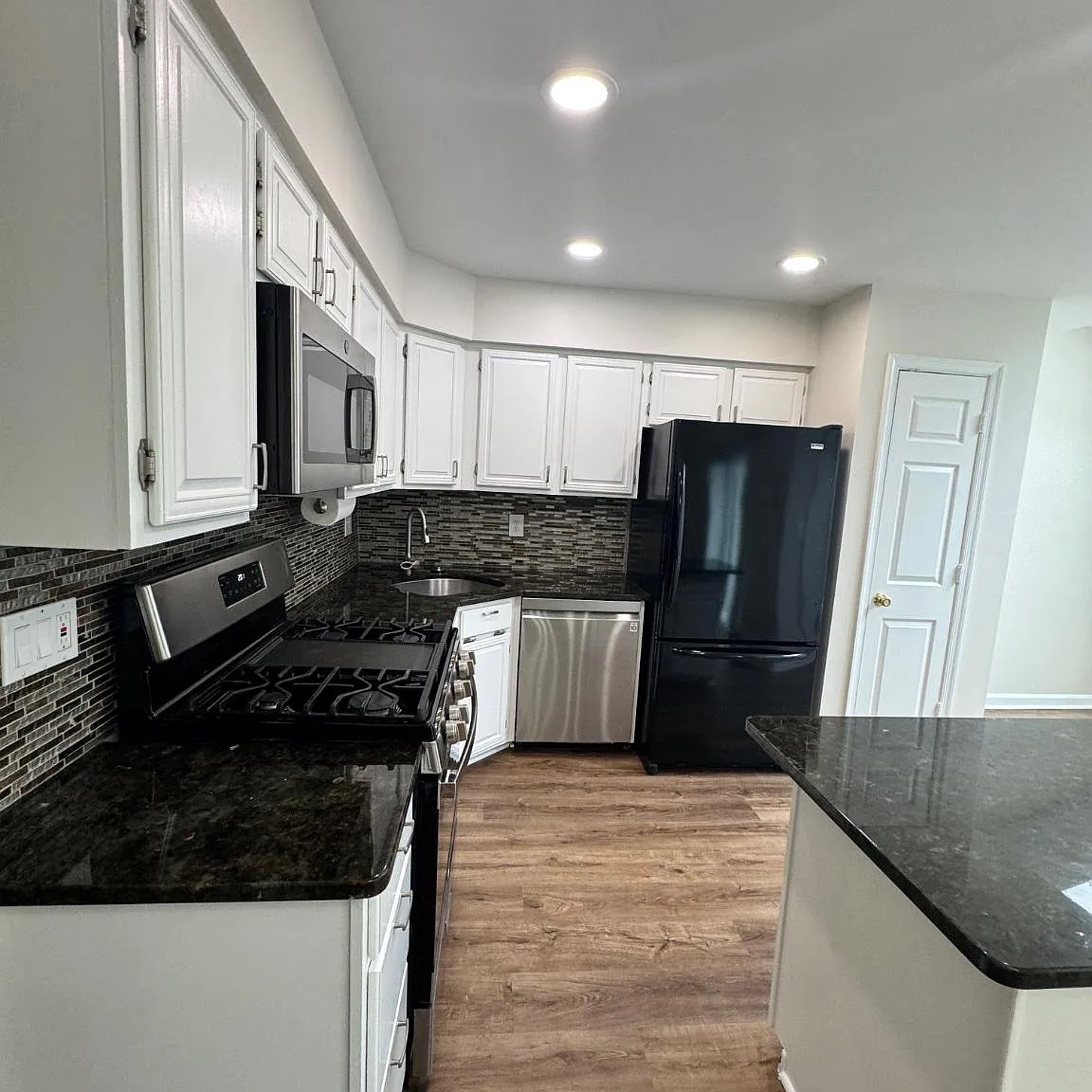 4 bed, 4.0 bath, 1220 sqft, $3,400 — Photo 2