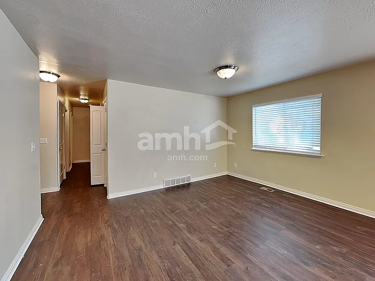 1444 S 50 W — Photo 5