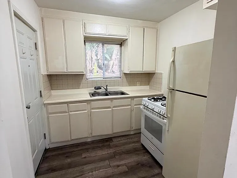 139 S Rosemead Blvd — Photo 7