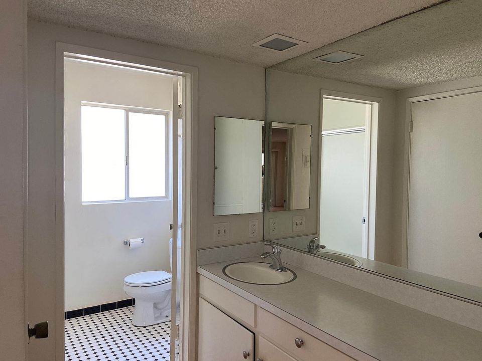 Dressing area and bathroom with shower/tub