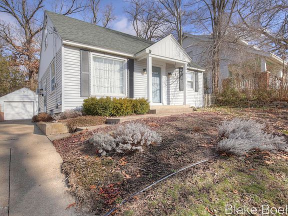 3rd image of 905 Beechwood St NE