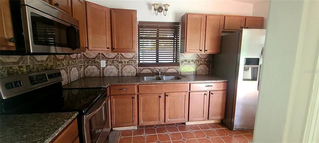 3 bed, 2.0 bath, 1356 sqft, $2,000 — Photo 3