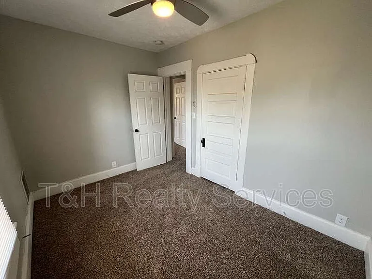 118 W 23rd St — Photo 10