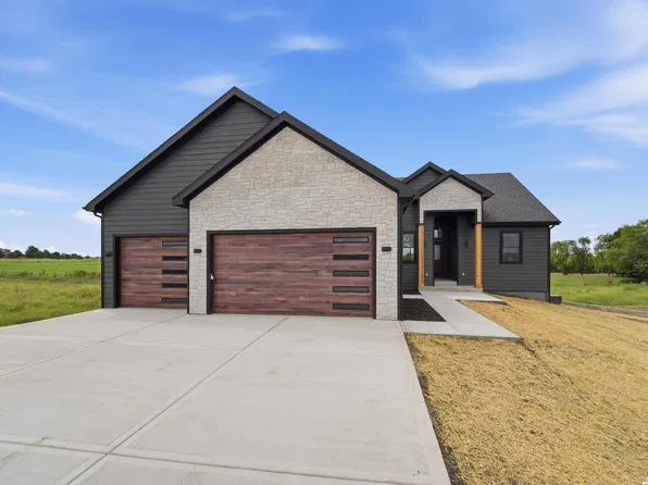 1108 Trail View Dr, Baldwin City, KS 66006