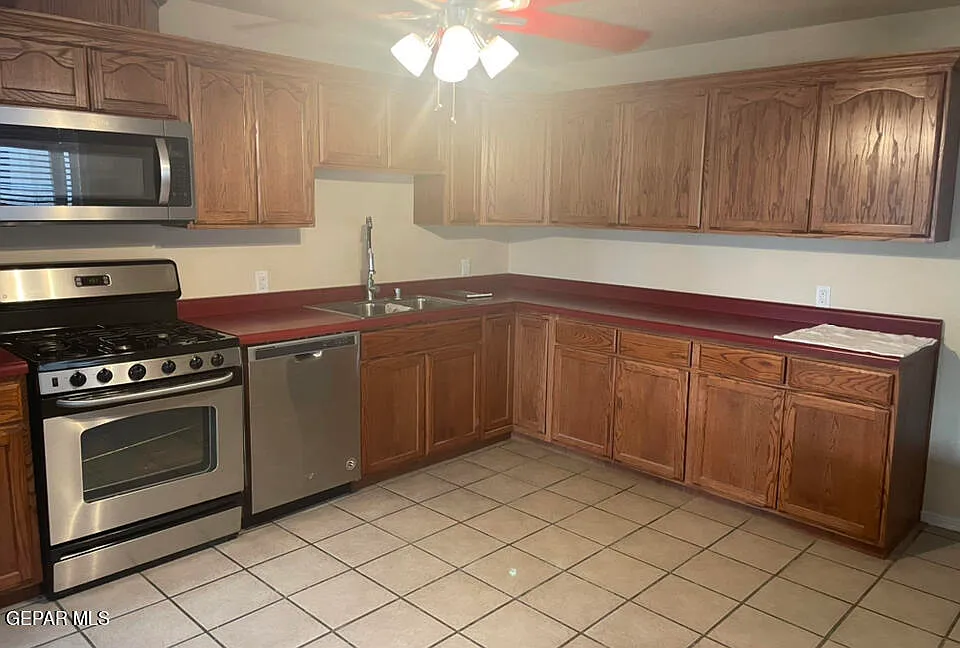 3 bed, 2.0 bath, 1352 sqft, $1,650 — Photo 2