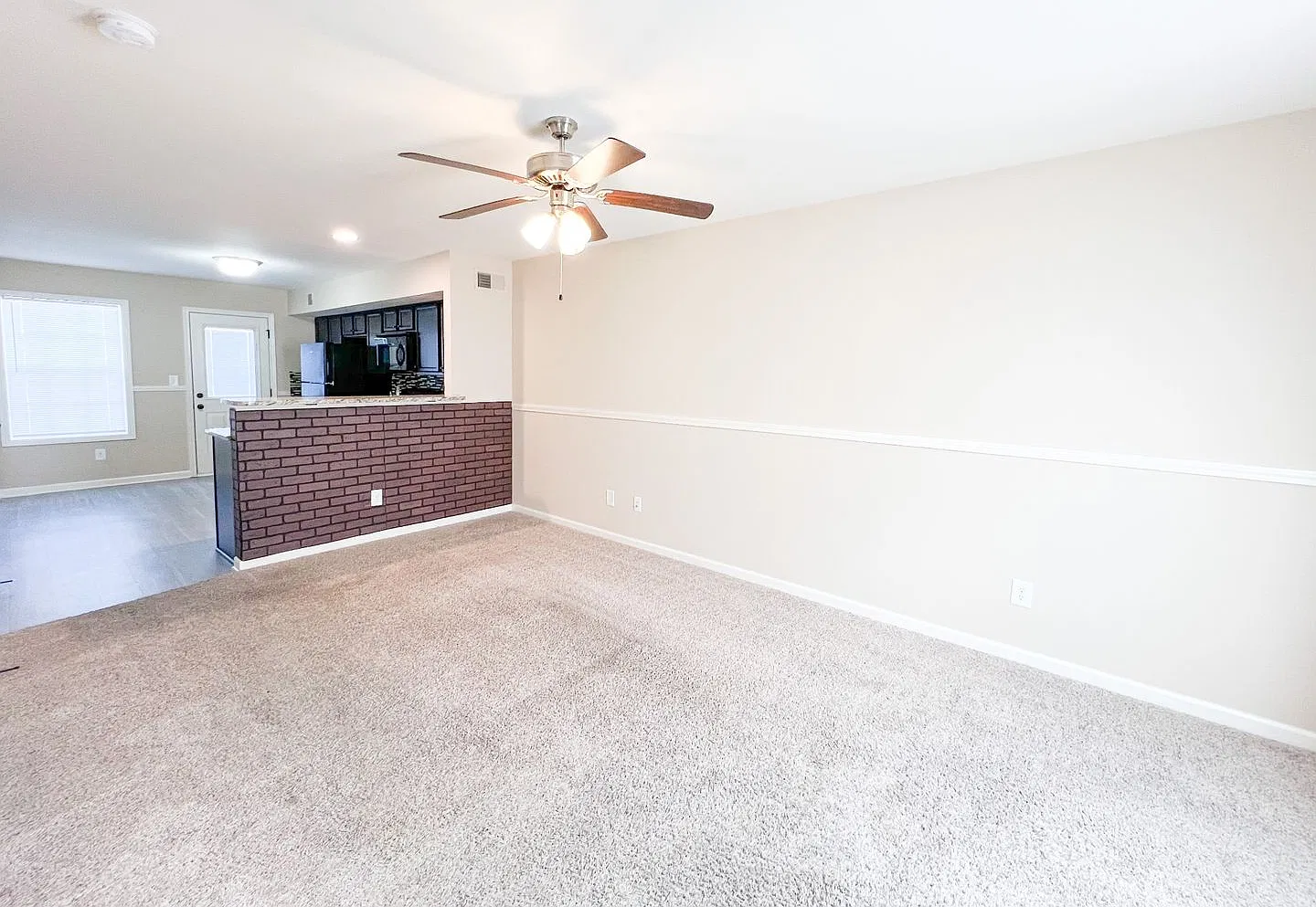 2 Bedroom 1.5 Bathroom Townhome — Photo 2