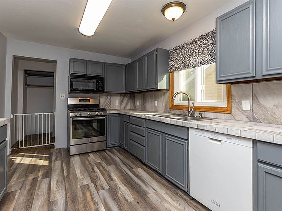 4th image of 708 Pine St