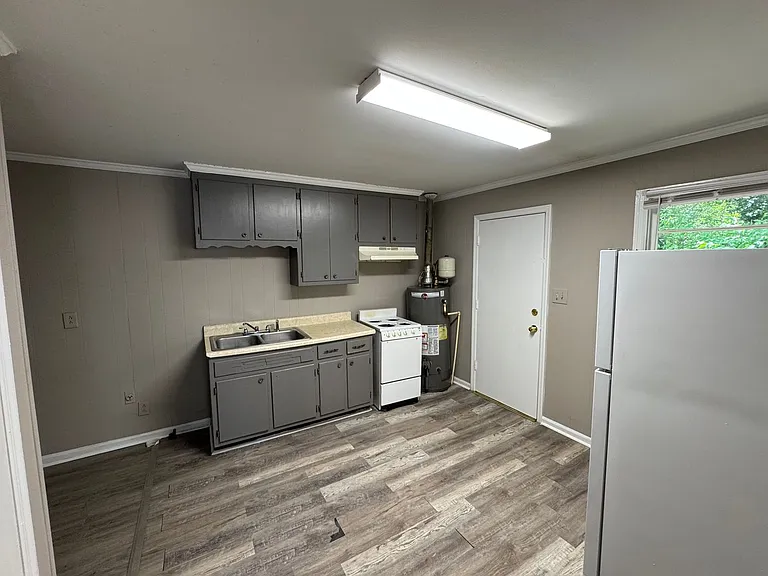 1210 Dewey St — Photo 4