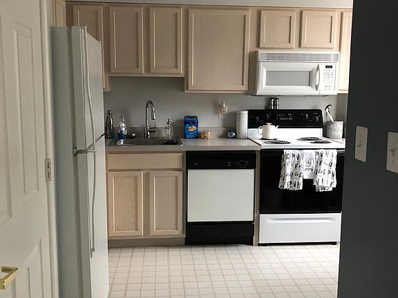 2nd image of 900 N Stuart St APT 1005