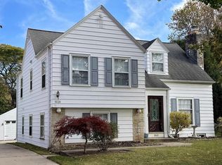 8028 N Regent Rd, Fox Pt, WI 53217