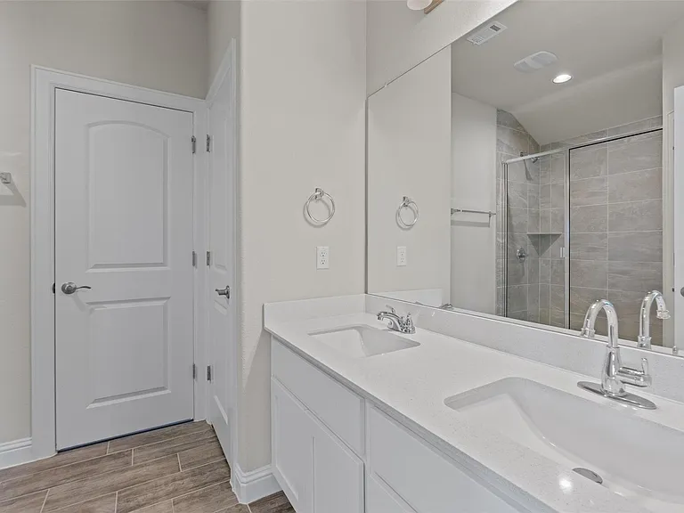 205 Riverhill Cv — Photo 20
