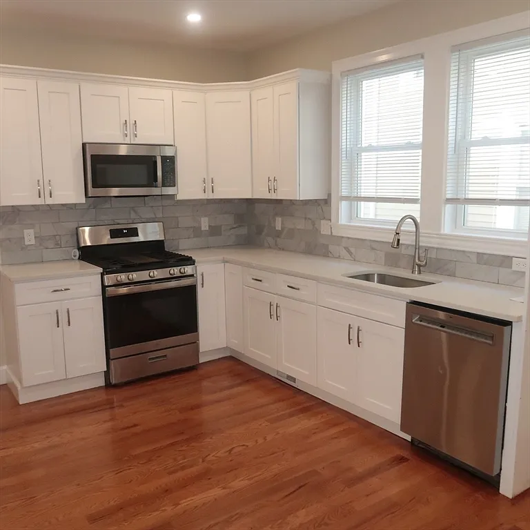 3 bed, 1.0 bath, 800 sqft, $3,000 — Photo 1