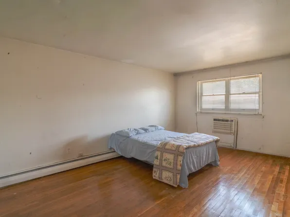 565 East 81st Street image 9 of 22