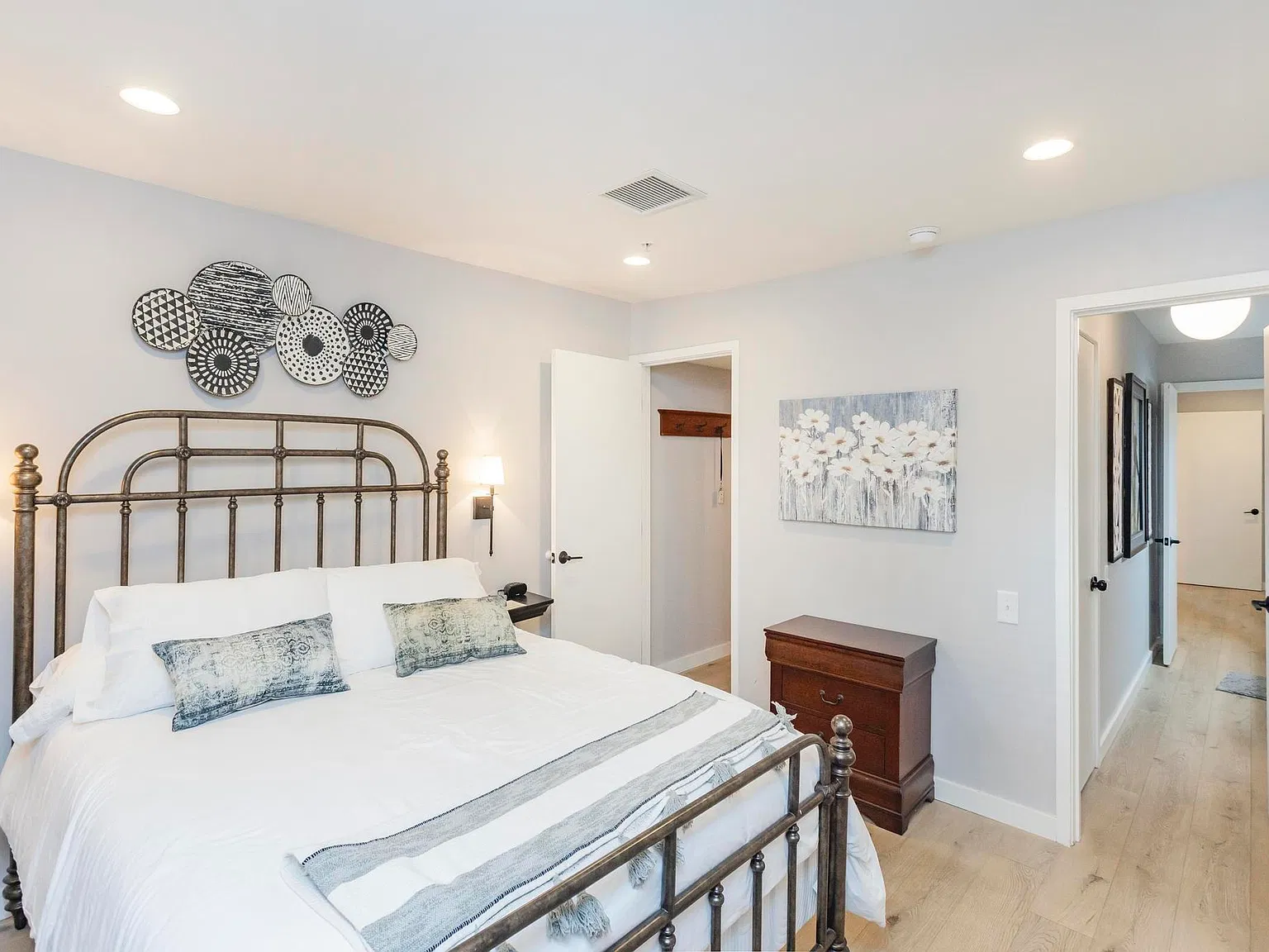 2 bed, 1.5 bath, 996 sqft, $3,000 — Photo 2