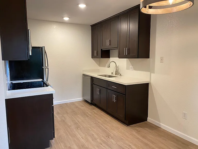 2710 Ivy Ln — Photo 8
