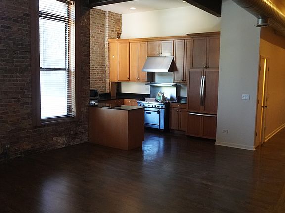 3rd image of 1061 W Madison St APT 2R