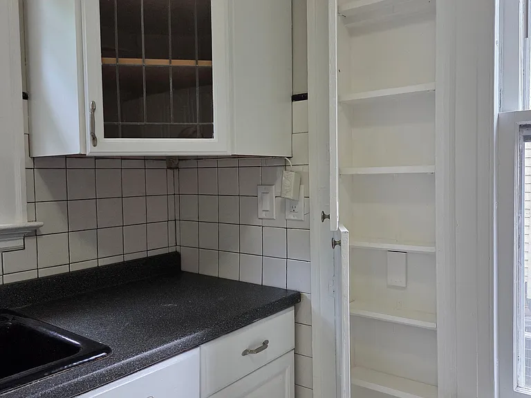 310 Putnam Ave — Photo 3