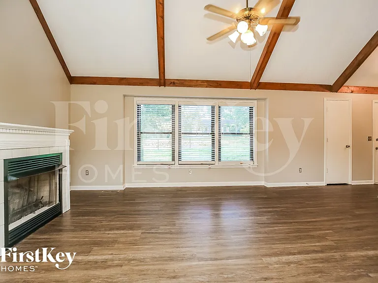 1011 Wildwood St — Photo 2
