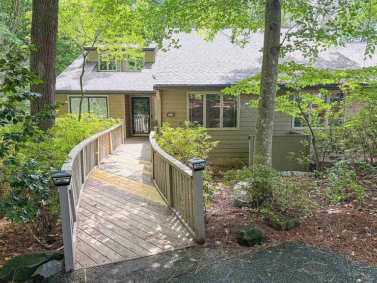 106 Montrose Dr — Photo 2