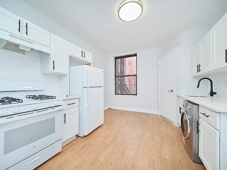 595 10th Ave #2S — Photo 2