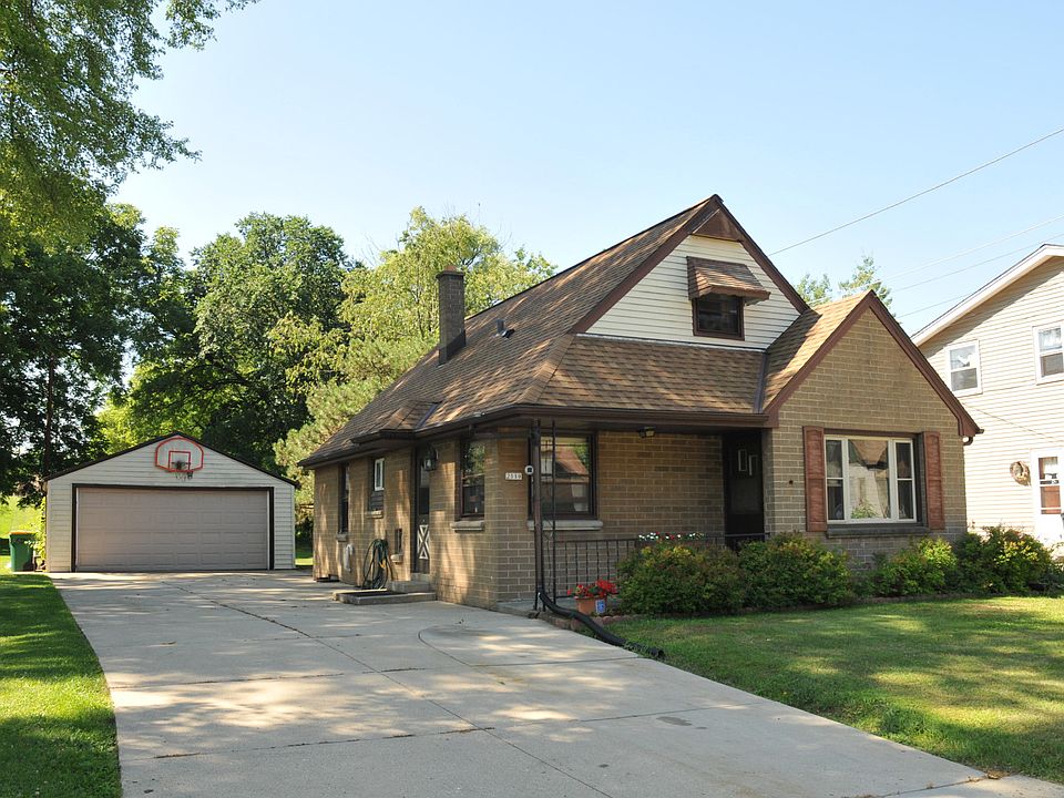 2nd image of 2119 E Leroy Ave