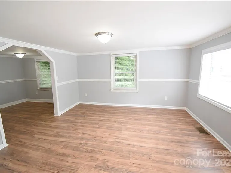 1077 Henderson St — Photo 18