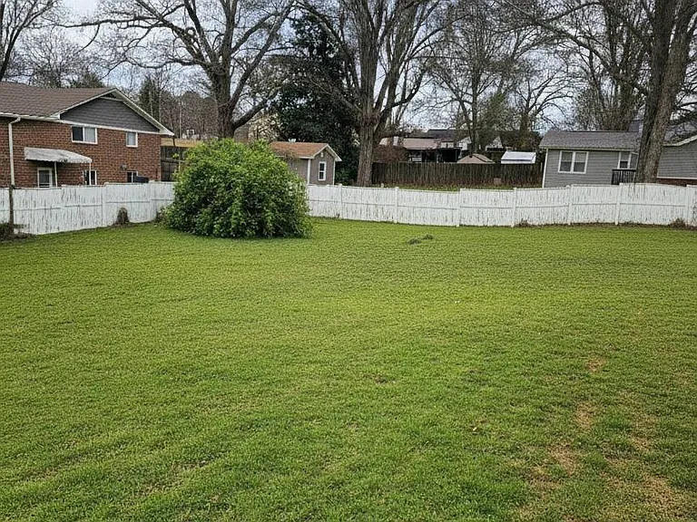 402 Laurel St — Photo 37