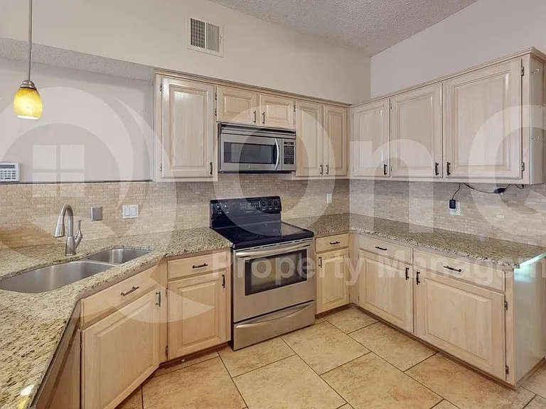 2209 Meadowstone Dr — Photo 10