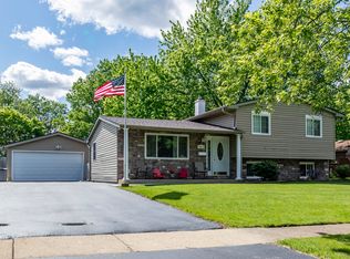 18618 W Highfield Dr, Gurnee, IL 60031