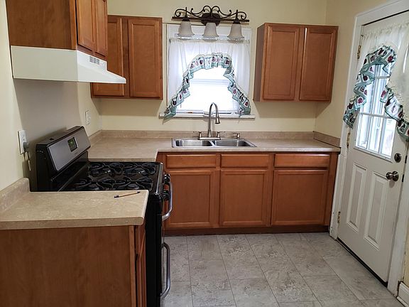 Kitchen new stove, new flooring and freshly panted
