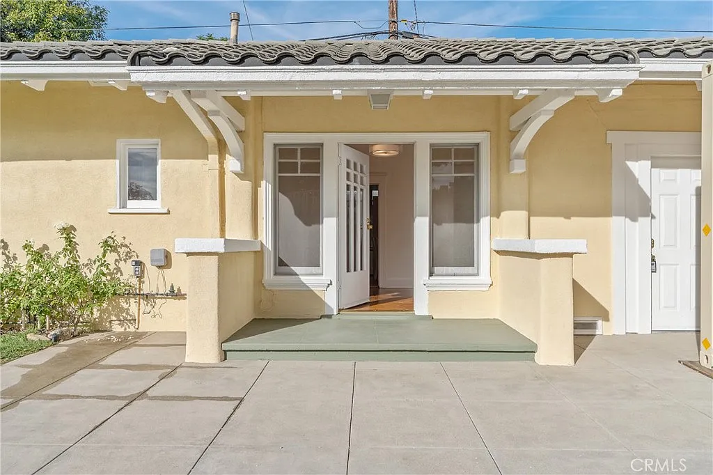 2 bed, 700 sqft, $3,400 — Photo 2