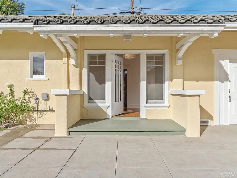 1325 E Altadena Dr — Photo 2