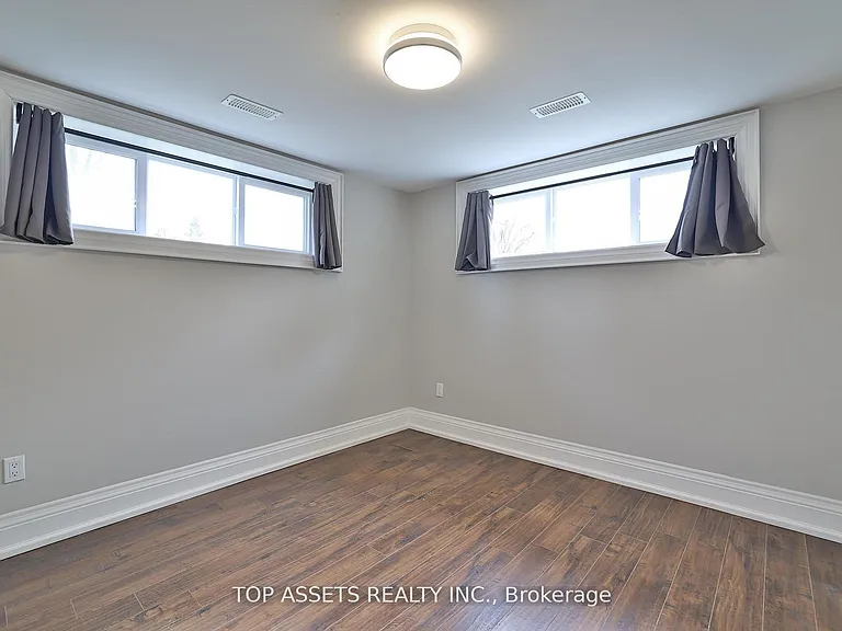 54 Madawaska Ave #BASEMENT — Photo 17