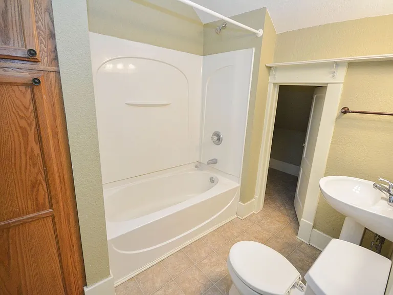 837 Center St W — Photo 11