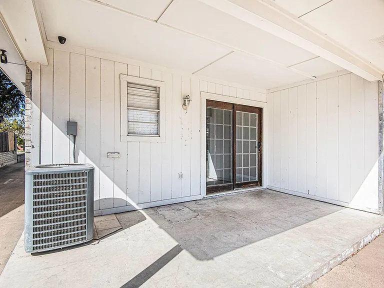6915 W Cleburne Rd — Photo 21