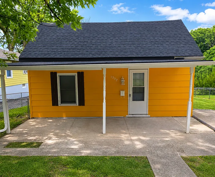 1332 S Pleasant St — Photo 2