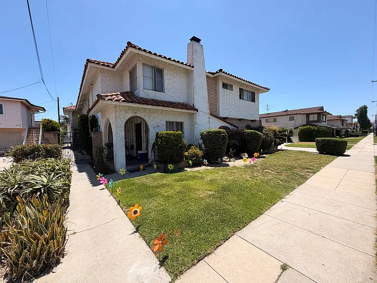 10500 La Reina Ave #E — Photo 2