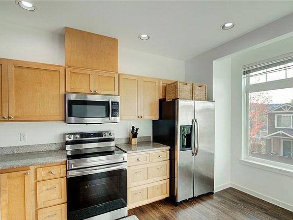 3rd image of 3500 E Lake Sammamish Pkwy SE Unit 5-104