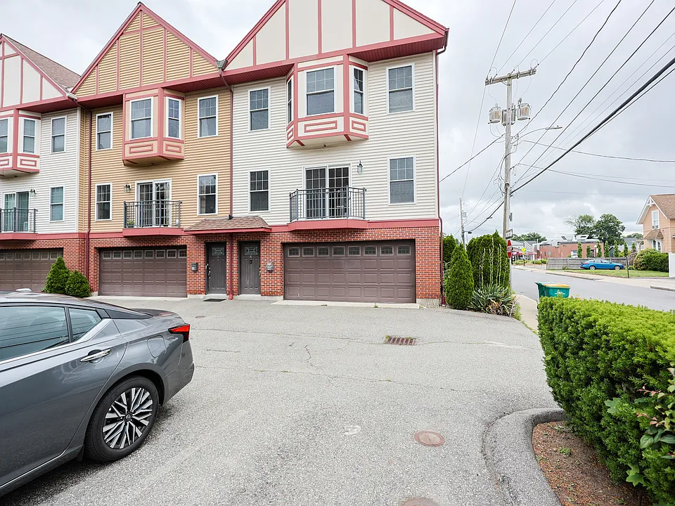 7 W Church St #4
