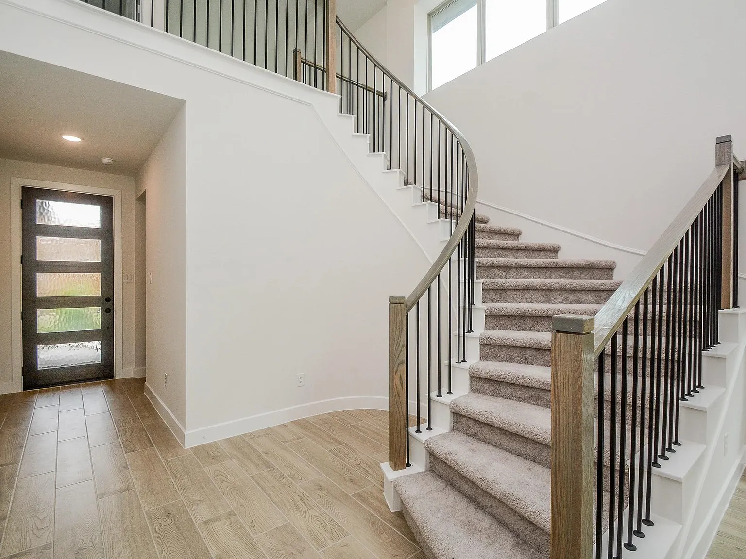 4 bed, 3.0 bath, 2800 sqft, $3,600 — Photo 3