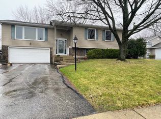 525 Ramblewood Ct, Lake Zurich, IL