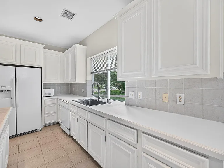 1727 Emma Cove Ct — Photo 10